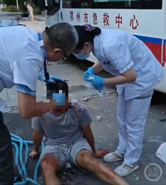 小安被脫落的外牆砸中。 影片截圖