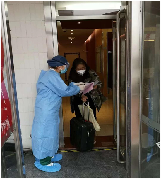天津锦江之星医学视察断绝点,事情职员为断绝职员解说注重事项。天津市南开区卫生康健委员会供图