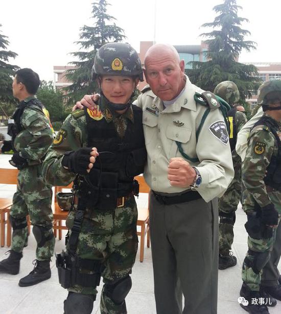 何捷(左)参加国际联训