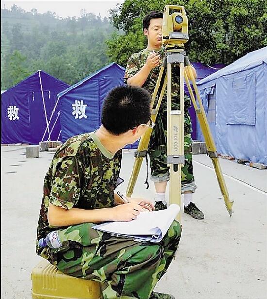 张志勇的同事2008年在四川开展测量工作。