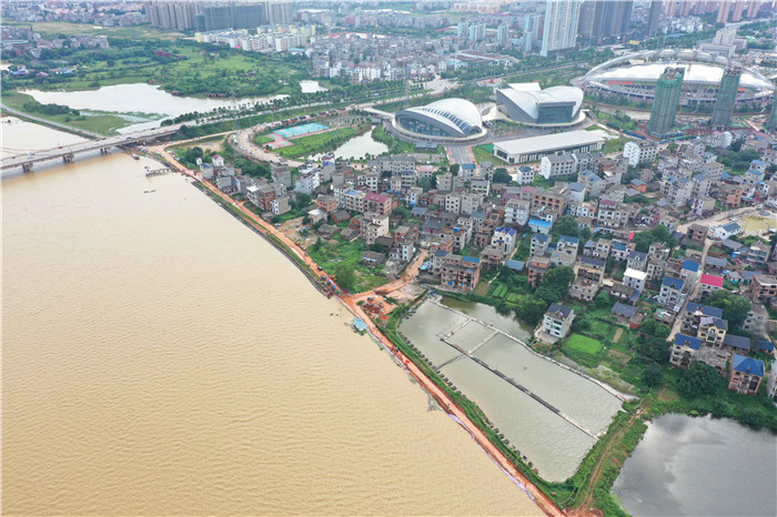 7月11日拍摄的江西省鄱阳县鄱阳镇江家岭村昌江圩堤(无人机照片)。这个村背后就是鄱阳县城。新华社记者 周密 摄