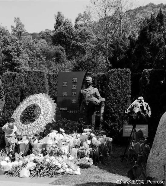 从未忘却！英雄王伟墓前有人送来歼20模型 19年来鲜花不断