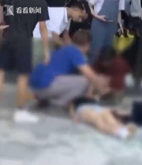 画面可见失事学生倒在血泊中,已经无法动弹,身边散落大量玻璃碎片。