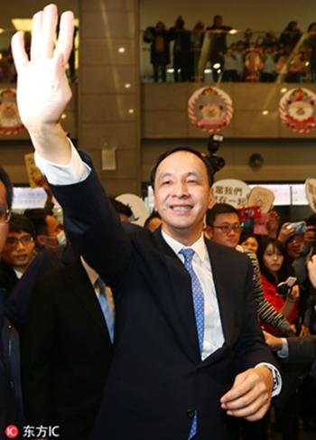 2018年12月25日,朱立伦上午交棒给新任“市长”侯友宜,正式卸下“新北市长”一职,离开市府前,受到市府热情员工及民众的夹道欢送(@东方IC)
