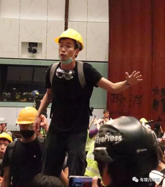 梁继平,“七·一”闯入立法会,摘下口罩带头大肆搞破坏