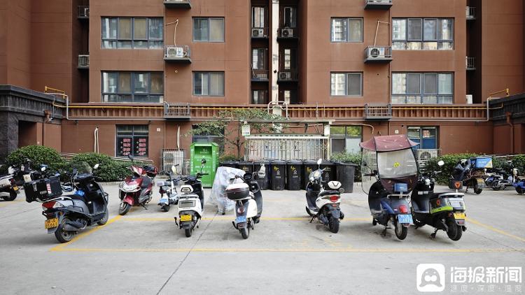 西安某小區樓下停放的電動車