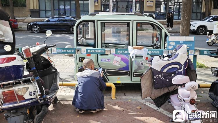 一位用戶正在給自己的電動車充電