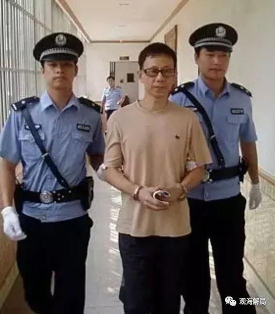 房姐龚爱爱出狱后一边追“老赖” 同时又被人追