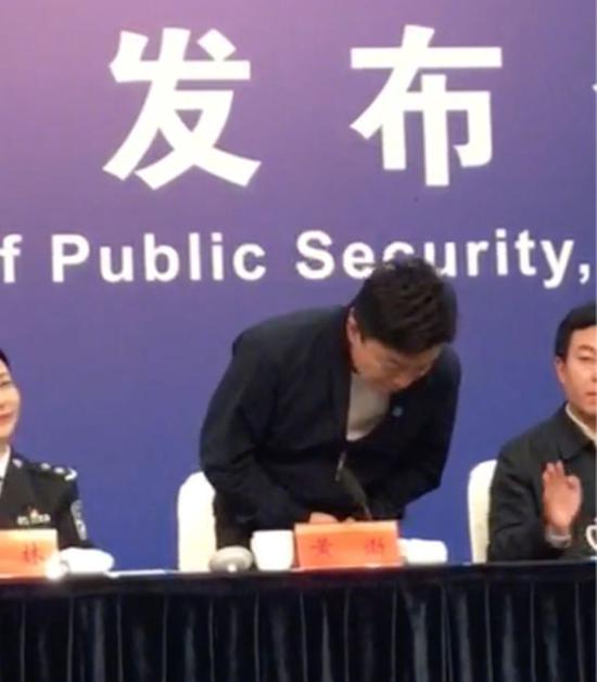 黄渤鞠躬致谢