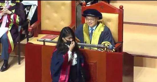 香港理工大学校长拒绝与戴口罩毕业生握手,该校学生会就此发布声明“谴责”。