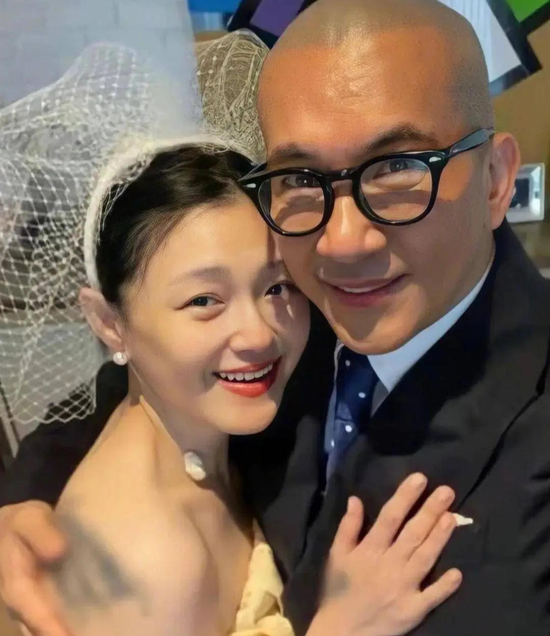 大S离世一周年，丈夫具俊晔设计的雕像在雨中揭开：如少女迎风而立 蔡康永、言承旭、周渝民等到现场