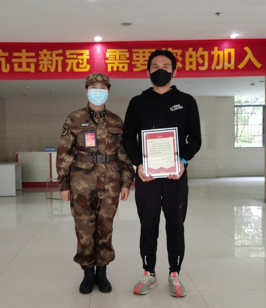 与新冠病毒赛跑的人