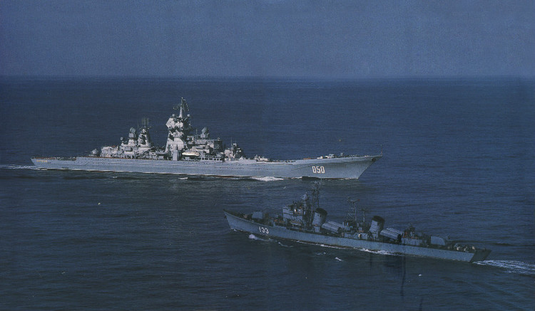 　　“中国海军的勇姿”，日本摄影师柴田三雄摄于1985年，画面中左侧为苏联“伏龙芝”号核动力导弹巡洋舰，右侧为中国海军“重庆”号导弹驱逐舰