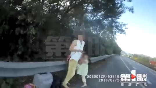女子与友吵架赌气下车 带娃站高速路边打“滴滴”