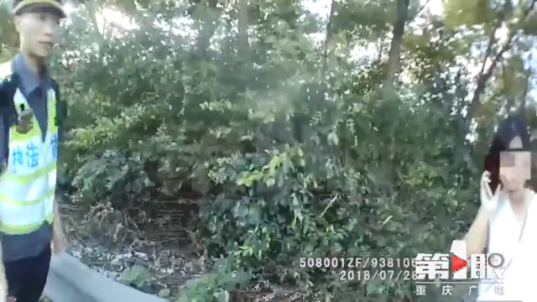 女子与友吵架赌气下车 带娃站高速路边打“滴滴”