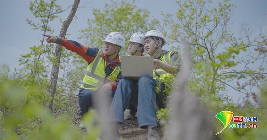 王明疆與同事在野外工作。中國電建西北院供圖