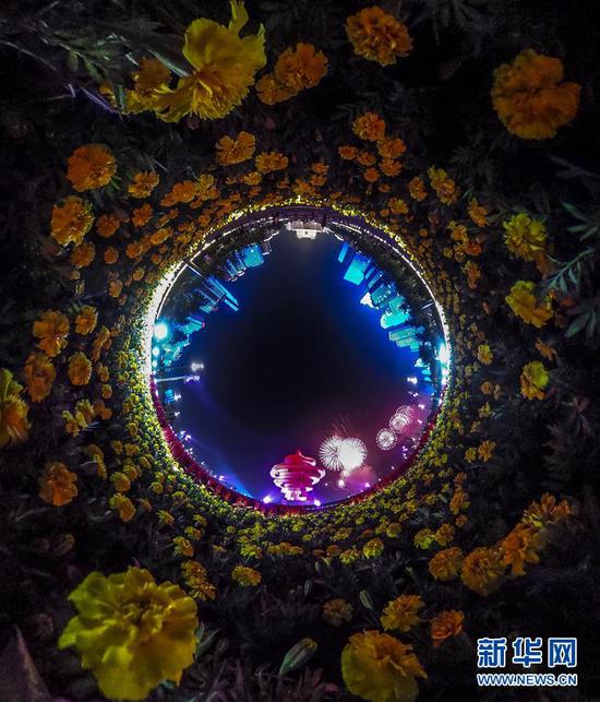 这是青岛举行的《有朋自远方来》灯光焰火艺术表演（6月9日全景相机拍摄）。新华社记者 殷刚 摄