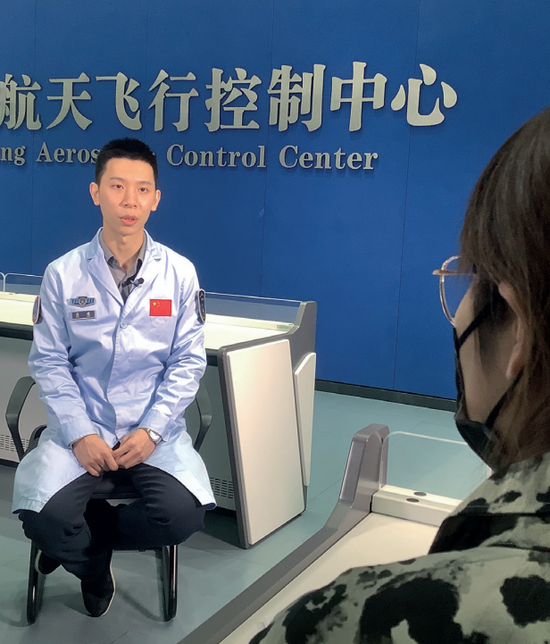 ·2021年11月25日，高健在北京航天飞行控制中心接受本刊记者专访。（本刊记者 隋坤 / 摄）