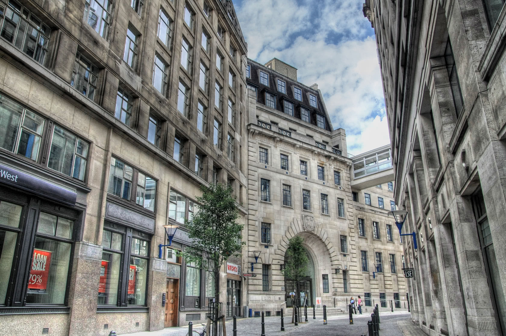 从霍顿街(Houghton Street)看LSE(图源:网络)