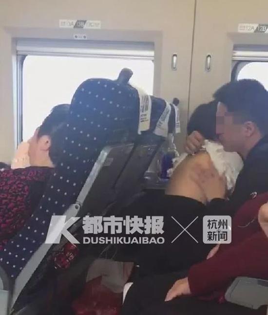 15点54分,高铁到达长沙南站,这一家人也收拾行李,下了车。