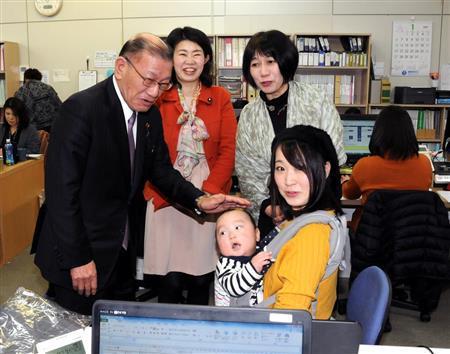 因少子化问题严重 日本政府鼓励“带孩子上班”