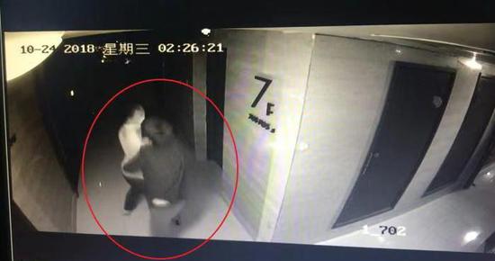 漂亮多金女友每天查手机 男子怒砸两台苹果后悲剧