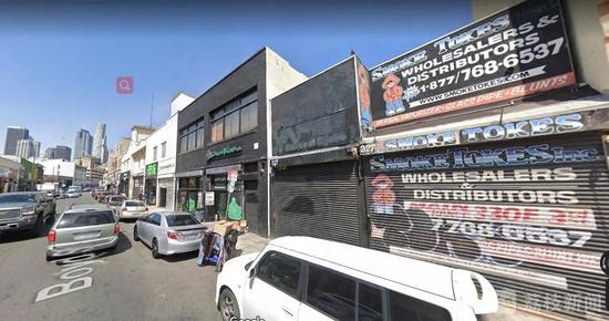 爆炸之前的店铺(最右),洛杉矶市中心地标建筑就在不远处(左边楼群)