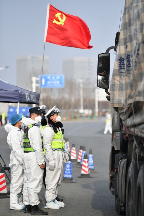西安市公安局高新技术产业开发区分局民警(中)与西安市公安局交通警察支队高新大队民警(右)在西安市绕城高速河池寨收费站联合执勤(2022年1月10日摄)。当日是第二个“中国人民警察节”。 新华社记者 张博文 摄