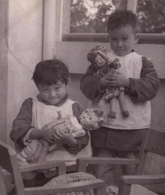 新中国刚成立不久的幸福儿童。左一抱洋娃娃者为小管姐姐。