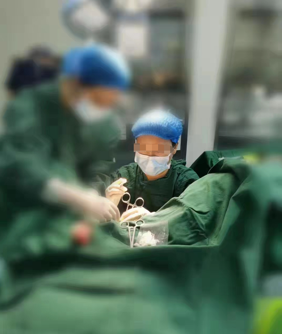 小丽主刀手术的工作照 图片由受访者提供