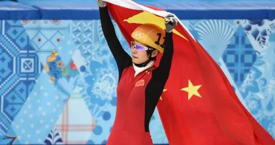 ↑2014年2月13日,在2014索契冬奥会短道速滑女子500米决赛中,中国选手李坚柔以45秒263的成绩获得冠军,为中国体育代表团获得本届冬奥会首金。这是中国选手李坚柔夺冠后庆祝。索契冬奥会是中国参加的第10次冬奥会。共有66名运动员参加了4个大项,49个小项的比赛,共获得3金4银2铜,列奖牌榜第12位。新华社记者 王昊飞 摄