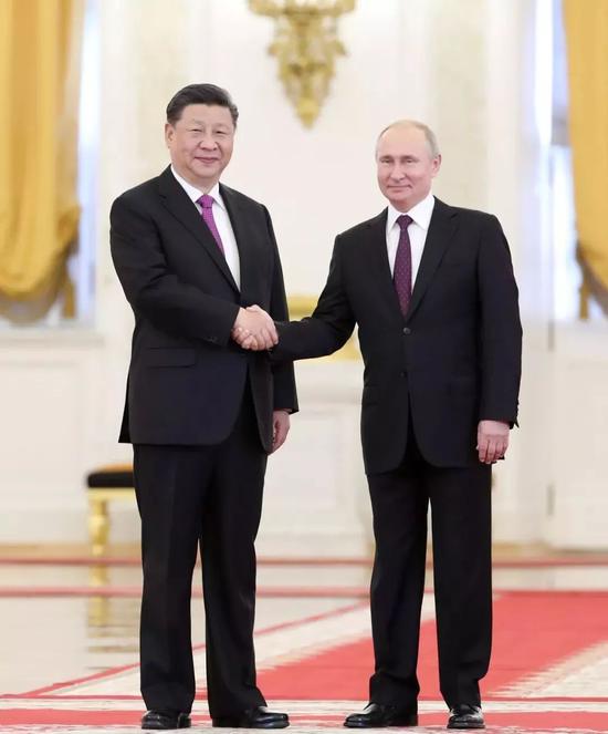 （图：6月5日，国家主席习近平在莫斯科克里姆林宫同俄罗斯总统普京会谈。这是会谈前，两国元首紧紧握手，合影留念。 来源：新华社）