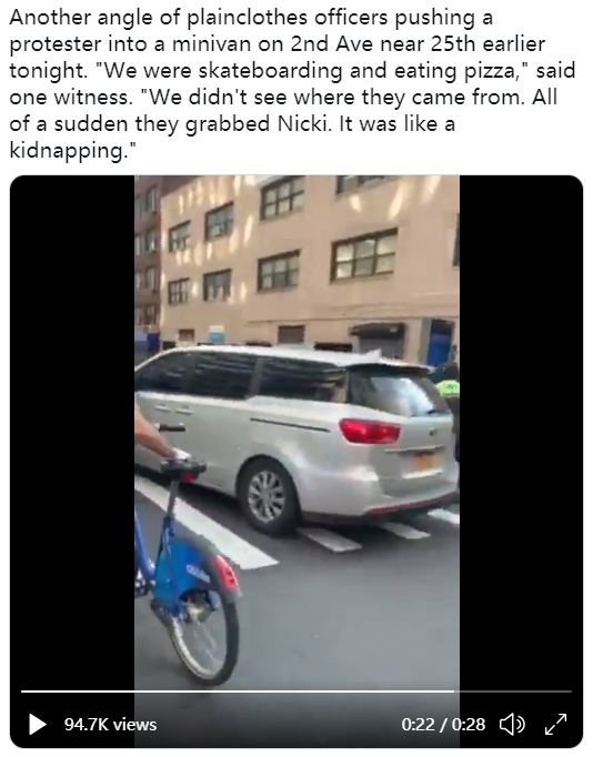 纽约警察驾驶的无标识SUV(视频截图)