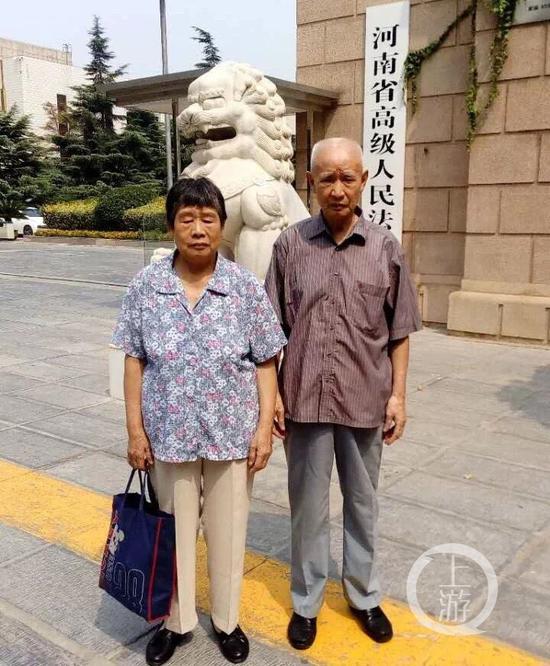 △姜淑萍的父母到河南省高院为女儿递交申诉材料。