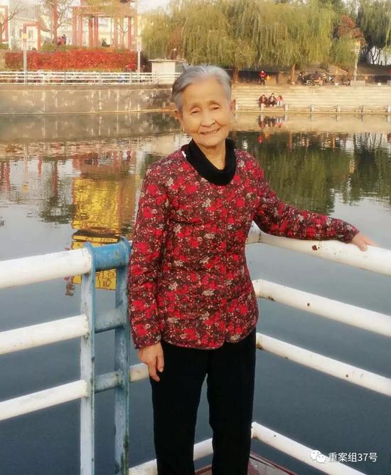 ▲2014年,李淑贤与家人在秦皇岛游玩。受访者供图