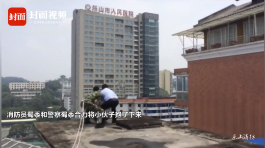 见此情形,民警与消防队员趁其不备,迅速将其抱住,并拖向安全区域。
