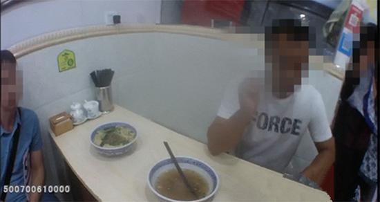 拉面中出现两只苍蝇,顾客李先生(左一)与面馆老板张先生(左二)起了争执。