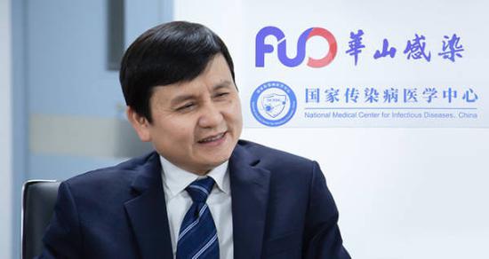 张文宏正在担当视察者网独家专访 图源:视察者网