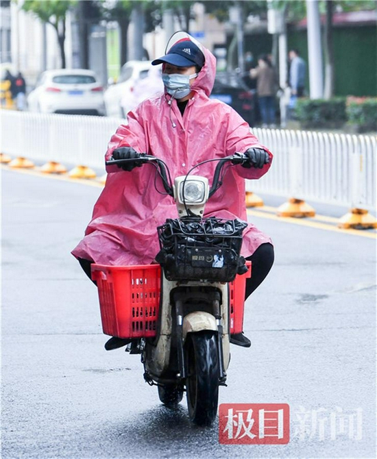 快递员在洪山区卓刀泉街送寻找投递点