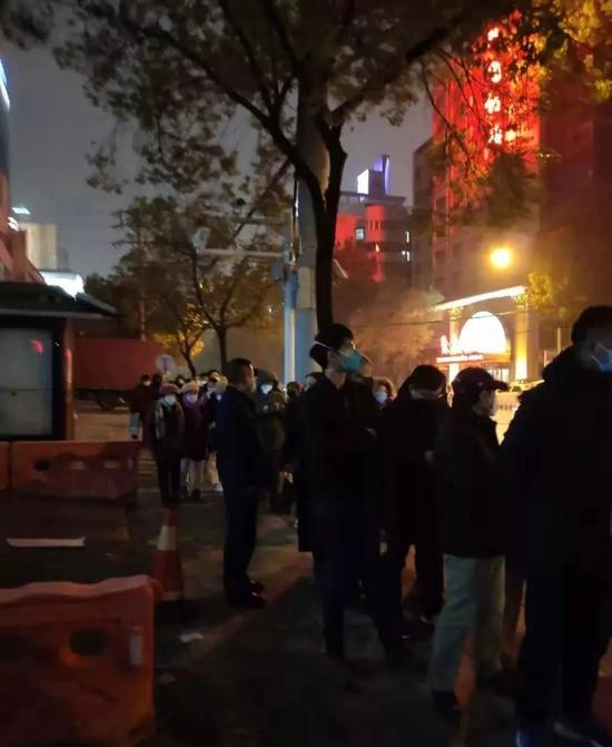 1月22日晚上,武汉市第七医院门口排队的人群