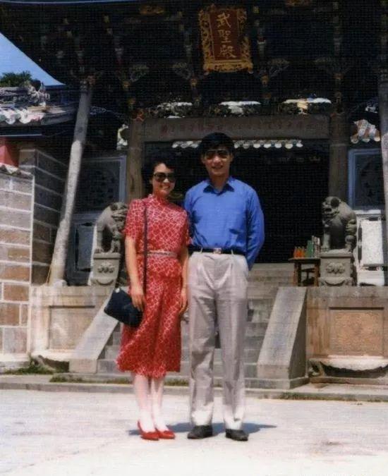 　　1987年，习近平和彭丽媛在福建东山岛。（图片来源：新华社）
