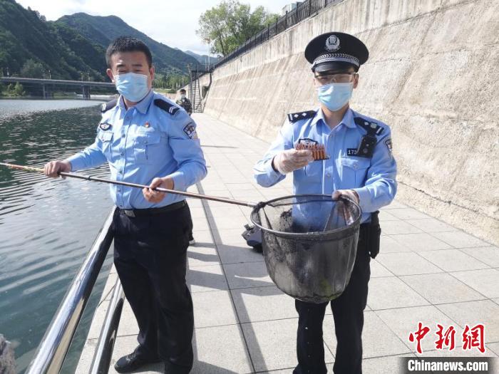 吉林集安：民警在河底打捞出130发步枪子弹