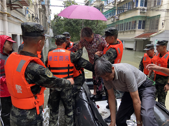 7月8日,在建德市近江花园小区,武警浙江省总队机动支队官兵用橡皮艇转移被困群众。新华社发(杨杨 摄)