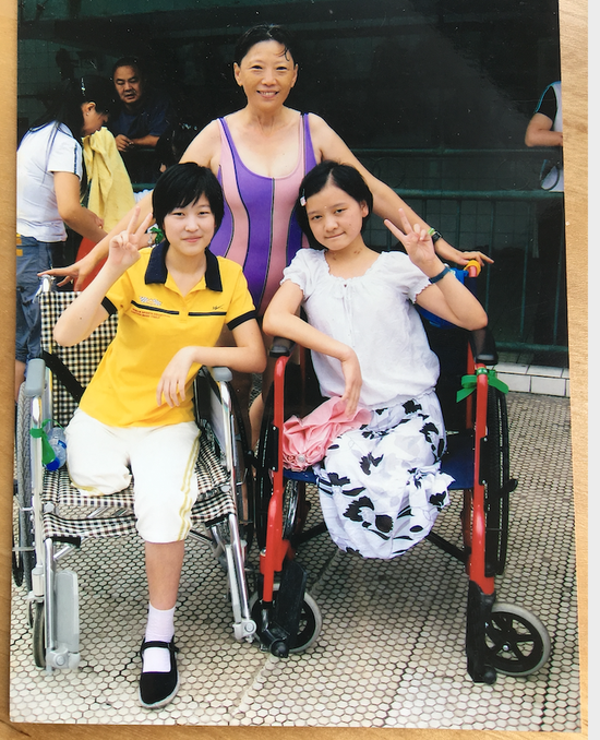 为了能让孩子们从心理上站起来，地震过后，王志航（中）经常带领张凤（右）等在康复中心治疗的孩子们去练习游泳。图源：余坪|《汶川十年》