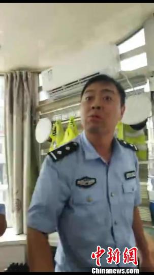 河北怀来一名交警岗亭内辱骂民众 已被停职(图)