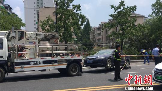 图为 道路清障车对受损车辆进行移车处理。　钱晨菲 摄