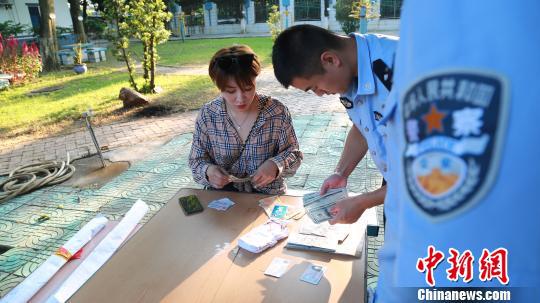 民警与失主当面清点遗失的财物 胡培 摄