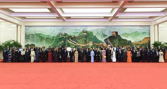 △晚宴前,习主席夫妇同外方领导人和夫人在巨幅苏绣壁画《长城》前合影留念(新华社记者张领拍摄)