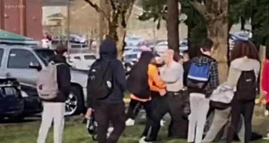 (美国中学球场暴乱引来33名警察)