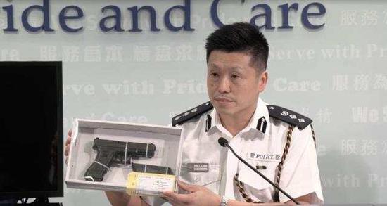 　香港警察公共关系科总警司谢振中展示暴徒武器